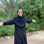 Melika Sharifinia Instagram - . پارسال همین موقع بعد از روزها کار تو گرمای نفس‌گیر آبادانِ زیبا و دعاهای شبانه‌روزی بنده، بالاخره خدا برامون بارون فرستاد تا ما هم مثل بچه‌ تهرونیا بفهمیم پاییز اومده! امسال ولی انگار کلا خبری نیست این ویدئو رو گذاشتم بلکه پاییز عزیزمون یه کم به خودش بیاد . . ظاهرا کلا قرار بر اینه که من این موقع از سال آبادان باشم امسال اما هوا خنک‌تره شرجی کم‌تره و دلامون گرم‌تر . . همچنان در حال فیلمبرداری نجلا۲ با حضور افتخاری صدای عسل‌بانو در ویدئوی مربوط به نجلا۱ احتمالا چند سال دیگه همین موقع دورهم نجلا۱۰!! 🙋🏻‍♀️ . . #نجلا #آبادان #باران