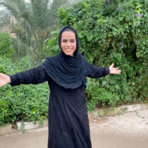 Melika Sharifinia Instagram - .
پارسال همین موقع بعد از روزها کار تو گرمای نفس‌گیر آبادانِ زیبا
و دعاهای شبانه‌روزی بنده، بالاخره خدا برامون بارون فرستاد 
تا ما هم مثل بچه‌ تهرونیا بفهمیم پاییز اومده!
امسال ولی انگار کلا خبری نیست
این ویدئو رو گذاشتم بلکه پاییز عزیزمون یه کم به خودش بیاد 
.
.
ظاهرا کلا قرار بر اینه که من این موقع از سال آبادان باشم 
امسال اما هوا خنک‌تره
شرجی کم‌تره 
و دلامون 
گرم‌تر
.
.
همچنان در حال فیلمبرداری نجلا۲ 
با حضور افتخاری صدای عسل‌بانو در ویدئوی مربوط به نجلا۱ 
احتمالا چند سال دیگه همین موقع دورهم نجلا۱۰!! 🙋🏻‍♀️
.
.
#نجلا #آبادان #باران