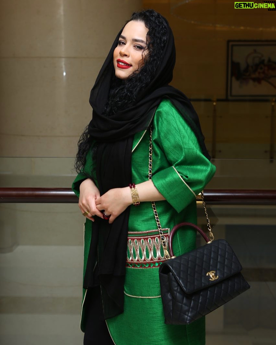 Melika Sharifinia Instagram - ا میهمانی خصوصی فیلم چهارراه استانبول فیلمی جذاب با بازیهایی درخشان به یاد فداکاری آتشنشانان همیشه قهرمان🌹 ا ا عکاس : آرشا عقیقی عزیز @arsha.aghighi 🌹 ا ا ممنونم از دوست هنرمندم ندا برای طراحی این مانتوی زیبا @olga.gallery 🙏🏻🌹