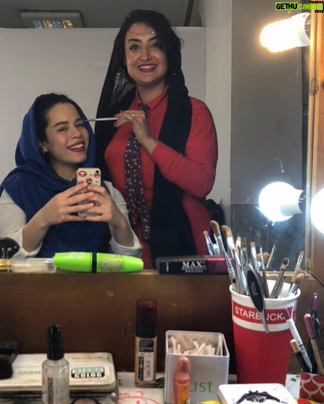 Melika Sharifinia Instagram - ا این فیلم خاطره انگیز رو گذاشتم که یک نکتهی خیلی مهم دربارهی گریمم بهتون بگم اونم اینه که، دست گریمور بینظیرم رو میبوسم ، که نه در حرفهش چیزی کم داره نه در انسانیت و شخصیتو خانومی❤️ چیزی که این روزها در هر کسی پیدا نمیشه👌😌👏 خواستم اینو بدونین که همه چیز دست گریمور نیست و ایشون کارشون رو با نهایت دقت و حوصله و توانایی انجام دادن دلایل مختلفی برای انتخاب این مدل ابرو وجود داشته که ربطی به سلیقهی شخصی کسی نداره و مربوط به باید و نبایدهای ظاهری هر نقش میشه🌹 مرسی که درک میکنید و احترام میذارید 🙏🏻😌 ا سپیدهی بینظیرم ممنونم ازت که ماهها ، هر روز و هر شب با جون و دل گریمم کردی و حتی وقتی داشتیم بین سکانسها چایی میخوردیم هم تمام حواست به گریم من بود ! تو بی شک بهترین گریموری هستی که یک بازیگر میتونه در کنارش داشته باشه ، خودت خوب میدونی کجای قلب منی... بهت افتخار میکنم 😌 🙏🏻🌹 @sepidehkazemii 💋❤️ ا پ ن : این فیلم برام خیلی عزیزه چون تقریبا همهی بچههای کار تو این فیلم حضور دارن و ممکنه درست معلوم نباشه ولی هر کدومشون اقلا یه بار جلوی این دوربین اومدن ! 😀 کلی هم براتون شیرین کاری کردن که متاسفانه اصلا در اون حدی که زحمت کشیدن معلوم نیست ! 😂 دمتون گرم بچهها که دلتون نیومد ما تنهایی گریم کنیم 😍❤️
