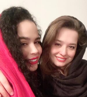 Melika Sharifinia Instagram - .
روزتون مبارک مهم‌ترین معلم‌های زندگی من 
بی‌شک هرچه دارم از شماست ♥️
.
.
روز همه‌ی معلم‌های عزیز مبارک 🌹
.
.
📸 @vosoughi_photography ♥️
.
#معلم #روزمعلم #عشق #خانواده #آزیتاحاجیان #محمدرضاشریفی_نیا #مهراوه_شریفی_نیا #ملیکا_شریفی_نیا