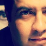 Melika Sharifinia Instagram - ا امروز تولد کارگردان محبوب ما و بچه‌هاست کسی که «محله‌ی گل‌وبلبل» رو به خونه‌هامون آورد 🌹 و بنده « شخصا » به شدت معتقدم که عروسک « پسرخاله » رو از روی ایشون ساختن ! هم از نظر ظاهری ، هم مرامی ! این عکسم گذاشتم که اقلا نصفش ثابت بشه !! 😬 ا تولدتون مبارکمون باشه آقا بمونین برامون... 🙏🏻🌹 @ahmad_darvishalipour