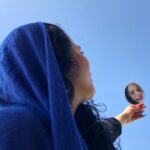 Melika Sharifinia Instagram - . من و این آرامش ژرف لطیف که هیچ معلوم نیست طوفانی در پی‌اش باشد یا نه تنها می‌دانم اگر طوفانی هم باشد بی‌شک خواهد ارزید به وسعت این آبیِ بکر بی‌کران که در جانم سایه انداخته و هیچ قرمزی به پایش نمی‌رسد که نمی‌رسد . . عکس قدیمی از پسرعمه جانِ دلم @ahmadreza_shojaei . روز عکاس مبارک 💙 . . پ ن: همچنان پرسپولیس سرور استقلاله! ❤️