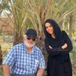 Melika Sharifinia Instagram - . تو گرمای هلاک کننده‌ی آبادان زیر آفتابِ داغ نشسته بود رفتم پیشش گفتم: حاجی خوبین؟ گفت: نه گفتم: چرا؟ گفت: گرمه گفتم: خب توی اتوبوس بشینین این‌جوری حال‌تون بد می‌شه‌ها گفت: مگه بقیه می‌تونن تو اتوبوس بشینن، که من بشینم؟ لال شدم از این‌ حجم شعور این میزان احساس مسئولیت و این دیدگاه ارزشمند و درست که این روزها در کمتر کسی دیده می‌شه! همون موقع مبایلم رو دادم به بچه‌ها تا این عکسو بگیرن دلم می‌خواست اون لحظه تا ابد در خاطرم زنده بمونه♥️ . دم شما گرم حاج آقا سعدی عزیز ما تهیه‌کننده‌ی بی‌نظیر نجلا مرسی که در اون لحظات سخت پابه‌پای ما زیر آفتاب نشستین تا احساس خستگی نکنیم همکاری با شما باعث افتخار من‌ بود سایه‌تون از سر ما و سینما کم نشه🌹 . . #نجلا #سعیدسعدی #تهیه_کننده #درجه_یک #عشق