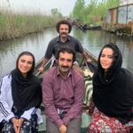 Melika Sharifinia Instagram - . نجلا هم تموم شد بعد از ده ماه کار طاقت‌فرسا درست یک روز مونده به پخش قسمت آخر بالاخره آخرین روز فیلم‌برداری رو جشن گرفتیم امیدوارم نتیجه‌ی این‌همه زحمت تونسته باشه راهی به قلب شما پیدا کنه ♥️ . اولین ویدئو مال سه روز پیشه و دومی مال قبل‌تر، دیدار ما با عمه دلیل این‌که پشت هم قرارشون دادم جمله‌ی قشنگ عمه خانوم بود، وصف‌حال ما بعدِ مدت‌ها دوری، غم هجران امروز بالاخره دوباره به هم رسیدیم ♥️ . ایشالا همه‌ی عشاق به هم برسن ایشالا هیچ‌کس از عزیزش دور نباشه 🙏🏻 . خسته نباشید می‌گم به گروه درجه‌یک و خستگی‌ناپذیر نجلا که با وجود همه‌ی مشکلات موندن و جنگیدن و عشق ورزیدن تا این کار، آبرومندانه به پایان برسه 🙏🏻🌹 . ویدئوی پشت صحنه بسیاره از تمام سختی‌ها و خوشی‌ها قبل از پخش کامل سریال امکانش نبود حالا چندتا رو براتون می‌ذارم ببینین مرسی که همراه ما بودین 🙋🏻‍♀️ . . #سریال #تلویزیون #ماه_رمضان #عید #نجلا #نجلا۲ #عشق #جنگ #رفاقت #هجران #وصال #غم #شادی #زندگی #پشت_صحنه