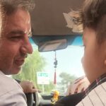 Melika Sharifinia Instagram - . عشقت به بچه‌ها مثال‌زدنی بود بچه‌ها هم به عشق تو می‌اومدن سر کار که هر روز با یه بازی جدید سرگرم‌شون کنی در طول ۵ ماه کار سخت توی سرما حتی یک بار بدون لبخند ندیدمت همیشه سرشار از انرژی و زندگی بودی فقدان همچین پدری واقعا دردناکه . خدا صبر بده به دختر نازنینت همسر عزیزت و رفقای بی‌شمارت که تمام خاطرات‌شون با تو شروع می‌شه رفتن انسانی با این میزان عشق به زندگی باورنکردنیه روحت شاد . . پشت صحنه‌ی سریال کتونی زرنگی که همچنان توقیفه... . . #علی_سلیمانی #روحت_شاد #کتونی_زرنگی #کرونا