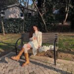 Melike İpek Yalova Instagram - Papatya alip, saclari benle ayni model bi kediyle tanisip jet hiziyla eve geri dondum. Cunku beni biliyosunuz. EVVV yani 😏🧡