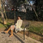 Melike İpek Yalova Instagram - Papatya alip, saclari benle ayni model bi kediyle tanisip jet hiziyla eve geri dondum. Cunku beni biliyosunuz. EVVV yani 😏🧡