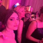 Melike İpek Yalova Instagram - Gecenin sonunda ayaklarim 45 numara oldu ve kafamda sadece sarilip yilana caliyo ama sonucta cok ozledigim insanlari gordum❤️ Gnight