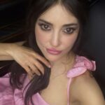 Melike İpek Yalova Instagram - Gecenin sonunda ayaklarim 45 numara oldu ve kafamda sadece sarilip yilana caliyo ama sonucta cok ozledigim insanlari gordum❤️ Gnight