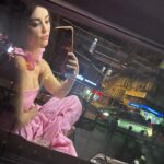 Melike İpek Yalova Instagram - Gecenin sonunda ayaklarim 45 numara oldu ve kafamda sadece sarilip yilana caliyo ama sonucta cok ozledigim insanlari gordum❤️ Gnight