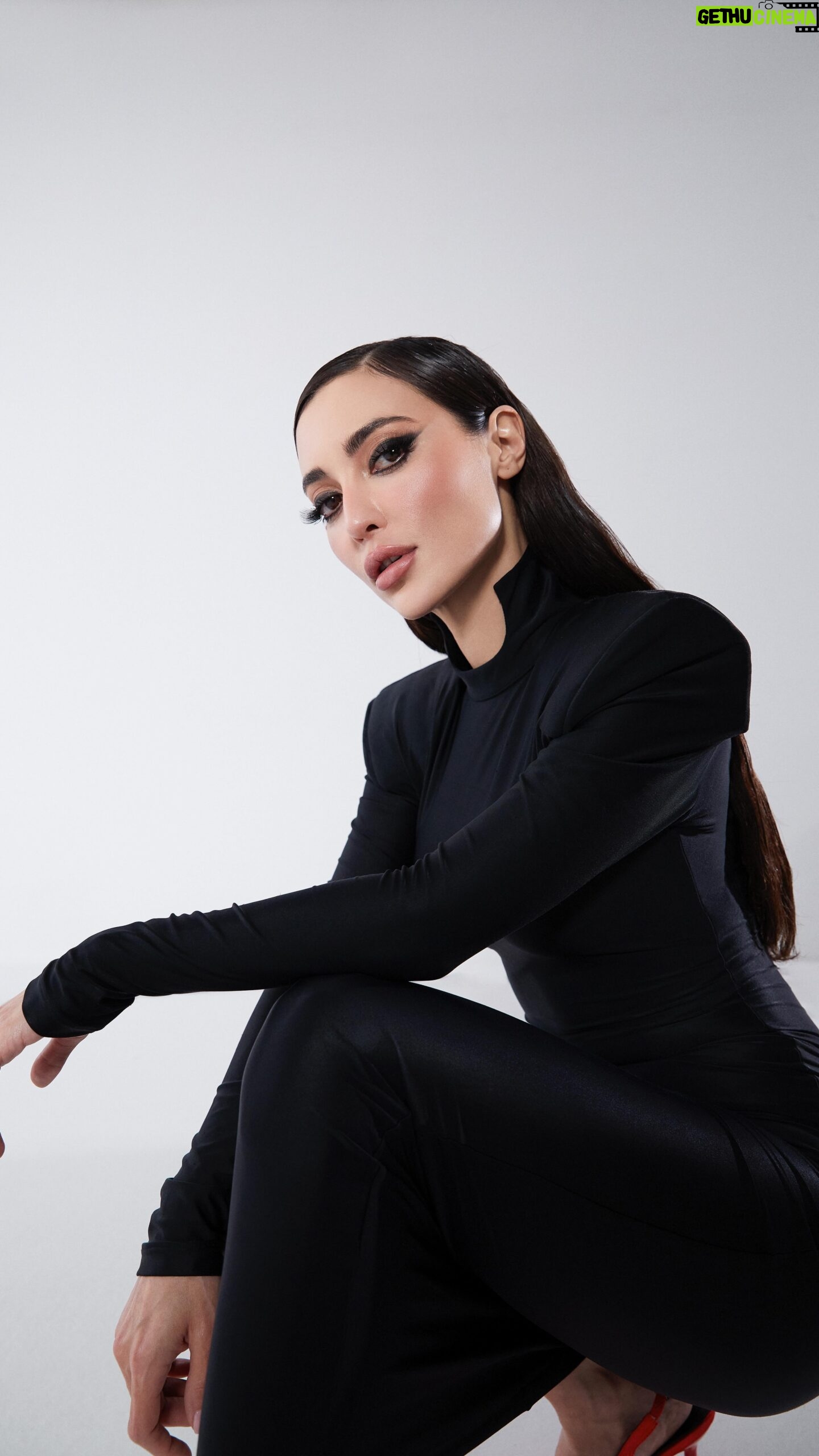 Melike İpek Yalova Instagram - M E L İ K E ✨ @mipekyalova @gardiropmagazin #gardiropcover #gardiropmagazin Yeni sayımız tüm dijital platformlarda ✨ #melikeipekyalova Yayınlar Direktörü: @gulay_ozdemir Video: @cemdmrtas @icanyilmazcom Fotoğraflar: @serhathayri Moda ve Güzellik Direktörü: @caglakucukdereli Styling: @nernee Makyaj Ürünleri: @pastelkozmetik Saç: @atakangelisli Makyaj: @burak.mert.aydn Kurumsal İletişim: @mine.gunduz Marka İletişimi: @yoncayalki Prodüksiyon: @nutekstudio Teşekkürler @ontalent.tr @alikeser_