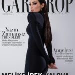Melike İpek Yalova Instagram - Melike İpek Yalova: Kalpten Gelen Samimiyet ✨ “Aşk bana göre ne bu aralar inanın bilmiyorum. Genel olarak gözlemlediğim insanların çok yozlaştığı. Bu da beni korkutuyor açıkçası. Çok sevdiğim bir filmdir Jerry Maguire, orda Rene Zellweger’in canlandırdığı Dorothy çok güzel bir şey söyler “Maybe love shouldn’t be such hard work” yani “Belki aşk bu kadar da uğraş / efor gerektirecek bir şey olmamalı”. Sanırım bu ara düşüncemi en iyi anlatan cümle bu.” diyen Melike İpek Yalova, sorularımızı tüm samimiyetiyle yanıtlayarak iç dünyasına yolculuk etmemizi sağladı. Duyarlı, güzel ve samimi başarılı oyuncu Melike ile çok keyifli bir kapak çekimi gerçekleştirdik. 🦋🌸 @mipekyalova @gardiropmagazin #gardiropcover #gardiropmagazin   Yeni sayımız tüm dijital platformlarda ✨   #melikeipekyalova Yayınlar Direktörü: @gulay_ozdemir Fotoğraflar: @serhathayri Video: @cemdmrtas @icanyilmazcom Moda ve Güzellik Direktörü: @caglakucukdereli Styling: @nernee Makyaj Ürünleri: @pastelkozmetik Saç: @atakangelisli Makyaj: @burak.mert.aydn Kurumsal İletişim: @mine.gunduz Marka İletişimi: @yoncayalki Prodüksiyon: @nutekstudio Teşekkürler @ontalent.tr alikeser_