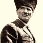 Melike İpek Yalova Instagram - “Aman ölüm zalim ölüm, 3 gun ara ver.” Hicbi sarkida, turkude, siirde, Turkce’de ya da bildigim baska bi dilde, bana bu kadar aci gelen baska bi cumle daha duymadim. Bizim bildigimiz, bilmedigimiz; disariya bir ah demeden cekip de icine attigin kimbilir hangi acilar icin olmali bu turkuyu kadar sevmen. Nur icinde uyu. Dualarla, sonsuz bir sevgiyle, Allah’in insanin kalbine koydugu her bir guzel duyguyla seni aniyoruz. Bugun ve hep. 30 Agustos Zafer Bayrami’miz Kutlu olsun..❤️🇹🇷