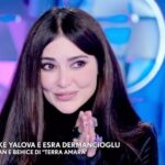 Melike İpek Yalova Instagram - @mipekyalova e @esradermancioglu innamorate del popolo italiano… e dei fan di #TerraAmara 🤩 #Verissimo