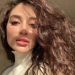 Melike İpek Yalova Instagram - Papatya alip, saclari benle ayni model bi kediyle tanisip jet hiziyla eve geri dondum. Cunku beni biliyosunuz. EVVV yani 😏🧡