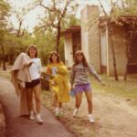Melinda Gates Instagram - Proud to be cheering on my alma matter @dukeuniversity in #MarchMadness. Good luck today @dukewbb! (I’m on the right in the Duke sweatshirt😊)