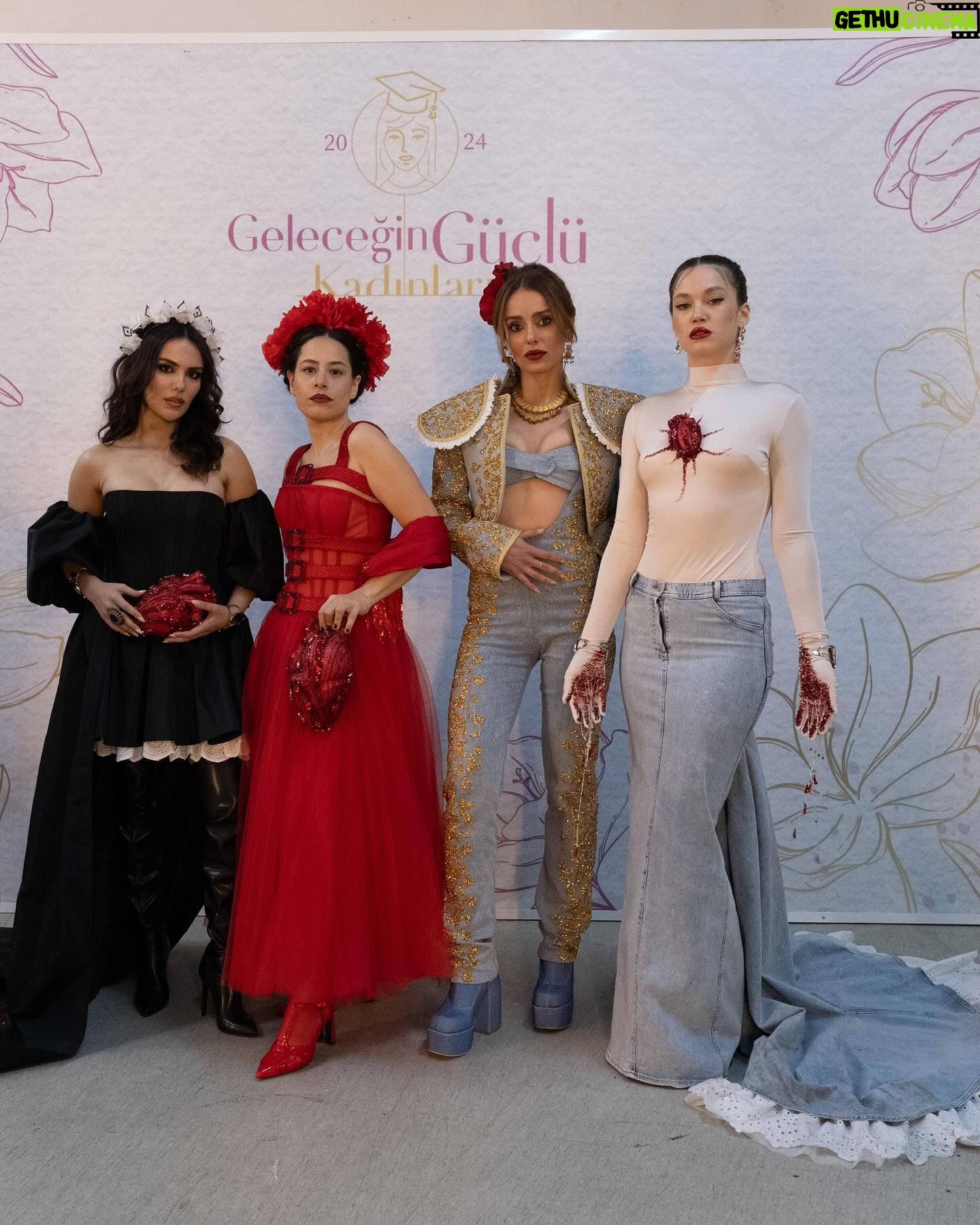 Melisa Şenolsun Instagram - Birlikte cok guzeliz ❤️🔥🌹 Dünya Emekçi Kadınlar günümüz kutlu olsun ✨ Bu geceyi düzenlediğin için sana sonsuz teşekkürler güzel arkadaşım @aydantas1 ❣️ Frida Kahlo’dan ilham alarak tasarladığın bu dünyanın bir parçası olmak çok keyifliydi @sudietuzofficial ❤️