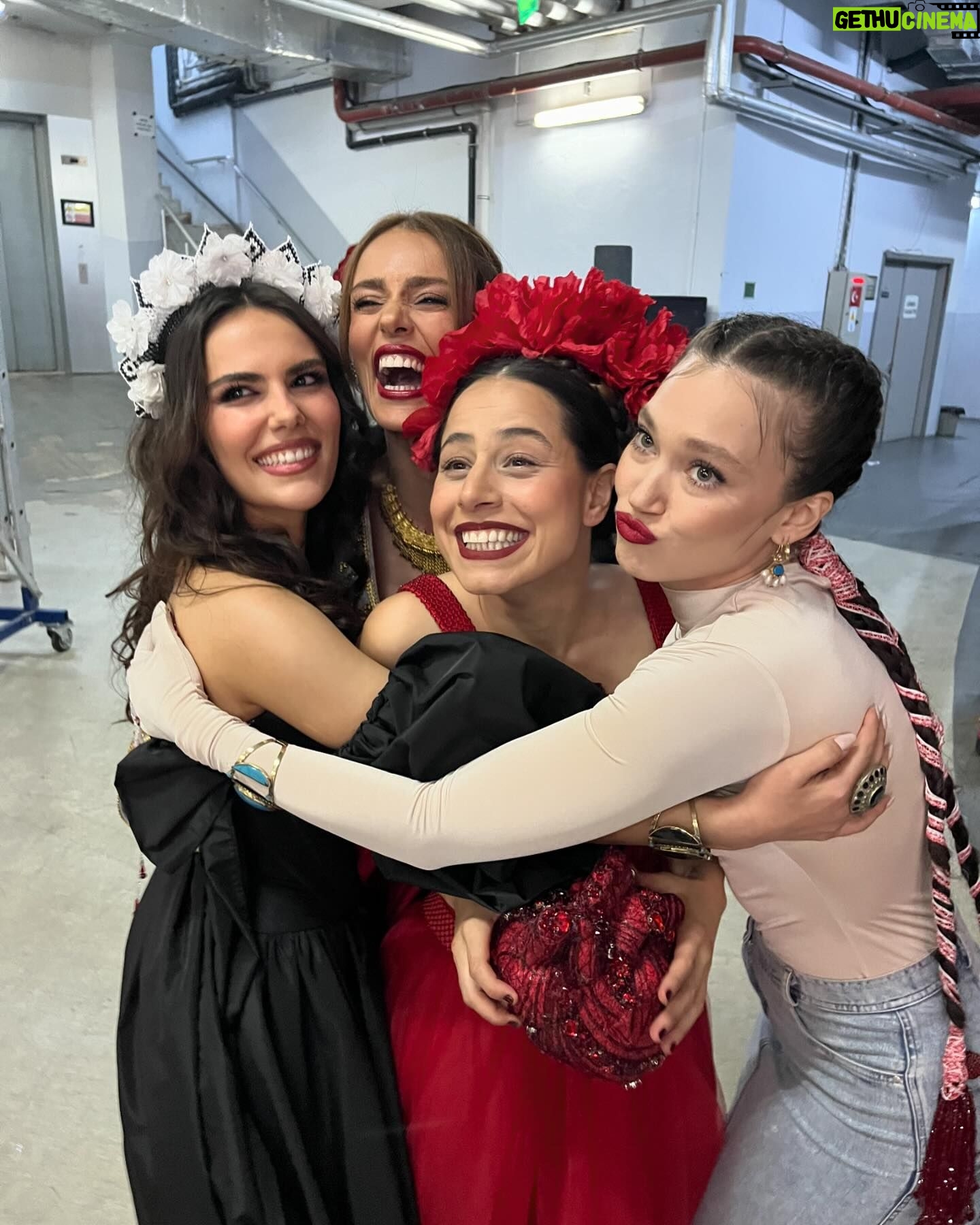 Melisa Şenolsun Instagram - Birlikte cok guzeliz ❤️🔥🌹 Dünya Emekçi Kadınlar günümüz kutlu olsun ✨ Bu geceyi düzenlediğin için sana sonsuz teşekkürler güzel arkadaşım @aydantas1 ❣️ Frida Kahlo’dan ilham alarak tasarladığın bu dünyanın bir parçası olmak çok keyifliydi @sudietuzofficial ❤️