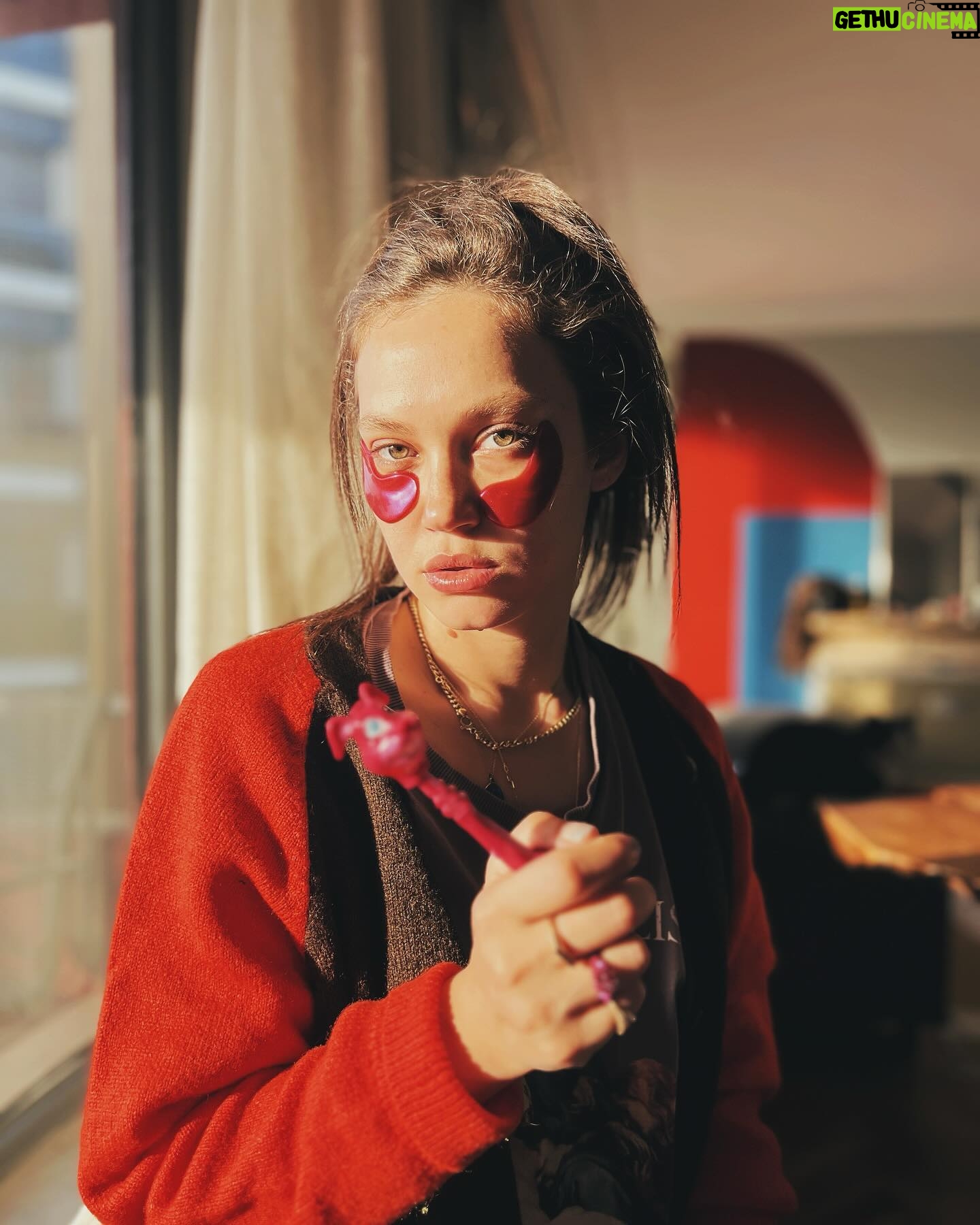 Melisa Şenolsun Instagram - #Tuhaf fotolar 🐙🌻