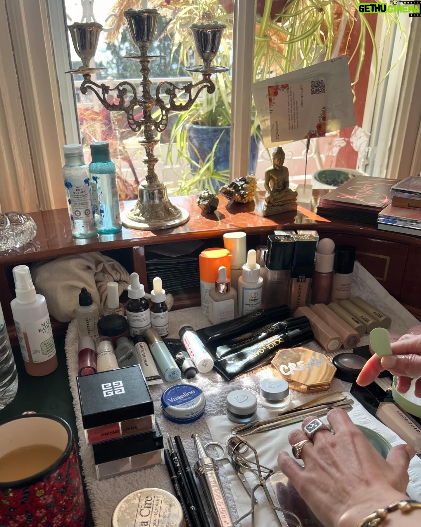 Melisa Şenolsun Instagram - En Sevdiklerim ve Hazırlık Rituelim: Birazcık Kaos, Bir Doz Güzellik! 😜💖📷