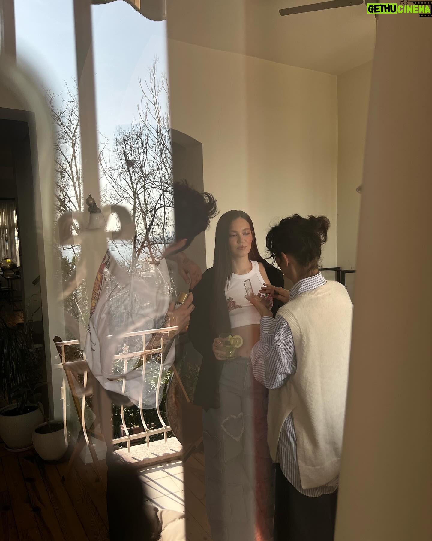Melisa Şenolsun Instagram - En Sevdiklerim ve Hazırlık Rituelim: Birazcık Kaos, Bir Doz Güzellik! 😜💖📷