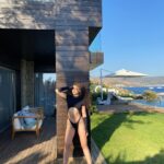 Melisa Şenolsun Instagram - Yaza duydugum ozlemin arsa ciktigi bugun telefonda kalan asimetrik bir calisma 🖤 Butun gun tuzlu tuzlu gezdigimiz sicak gunlere isinlanalim ☀️🌬