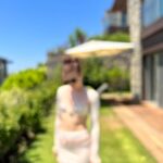 Melisa Şenolsun Instagram – Blurry like last last summer 🌞🌻🍃 #tb