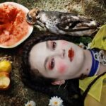 Melisa Şenolsun Instagram – Yakında 👉🏻 PİLEVNELİ, sanatçı Ali Elmacı’nın, “Dudaklarımı Öp Kalbimi Hançerle” başlıklı sergisi ile yönetmenliğini sanatçının üstlendiği ve Bulut Reyhanoğlu prodüktörlüğünde hayata geçen 3 yeni kısa metraj sanat filmini izleyiciye sunuyor. 

“Dudaklarımı Öp Kalbimi Hançerle”, 14 Ocak – 18 Şubat 2023 tarihleri arasında PİLEVNELİ Dolapdere’de ziyaret edilebilecek.

Eser: Tadına Bakınca Kokusunu da Aldım, 2022 (kesit)
Video, 09’44”, 4K

Grafik tasarım: @jamirjams 

@melisasenolsun @alielmaci @bulutreyhanoglu #pilevneligallery #pilevneligallerydolapdere #pilevneli #melisasenolsun