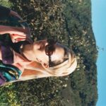 Melisa Şenolsun Instagram - Tepelere cikmak gunese degmek ,koklenip sifalanmak ,derelerin akisina kapilmak ve taslar gibi dengemi bulmak zaminidir simdi.(Devrik benim gibi)🌬🌱🌊 #analogloversvol2🤍