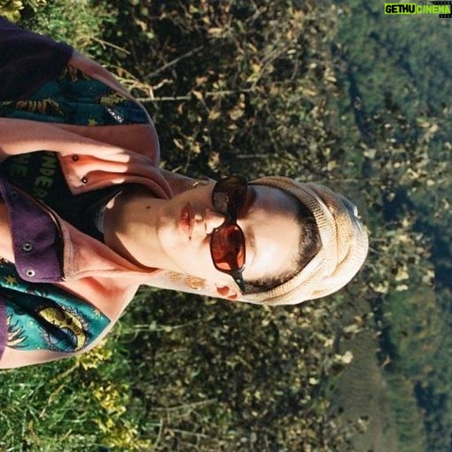 Melisa Şenolsun Instagram - Tepelere cikmak gunese degmek ,koklenip sifalanmak ,derelerin akisina kapilmak ve taslar gibi dengemi bulmak zaminidir simdi.(Devrik benim gibi)🌬🌱🌊 #analogloversvol2🤍
