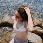 Melisa Şenolsun Instagram – Guzel gunler gorecegiz gunesli gunler…🌞🌊🍀