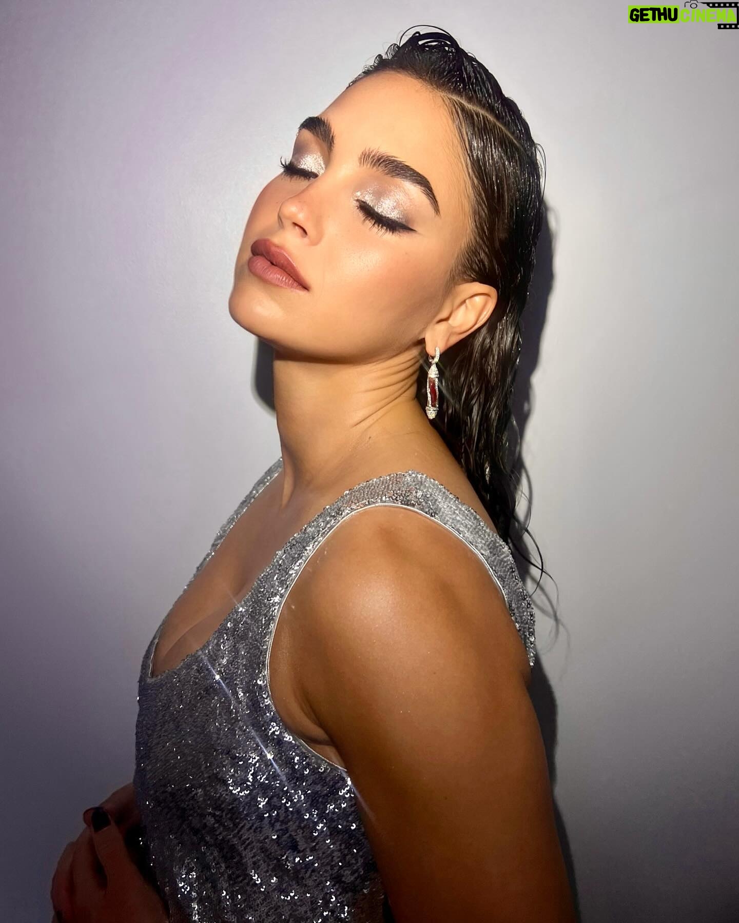 Melissa Barrera Instagram - @abigailthemovie premiere look. Team really hit this one out of the park 🩸