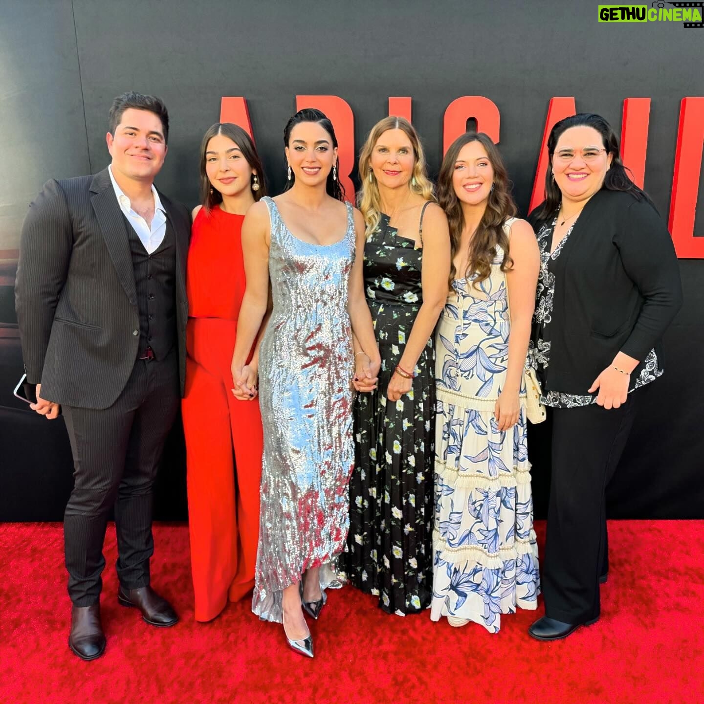 Melissa Barrera Instagram - Prepare for some @abigailthemovie spam cause yesterday was our premiere and it was WILD and I will not stop posting about it till all of y’all have seen it 😜❤️🩸 I love all of these humans and thank you to everyone that came out to see the movie with us WOW 😍 First showings tonight and then this weekend and I hope you can come out and have a blast and support. It’s a bloody good time 🧛♀️