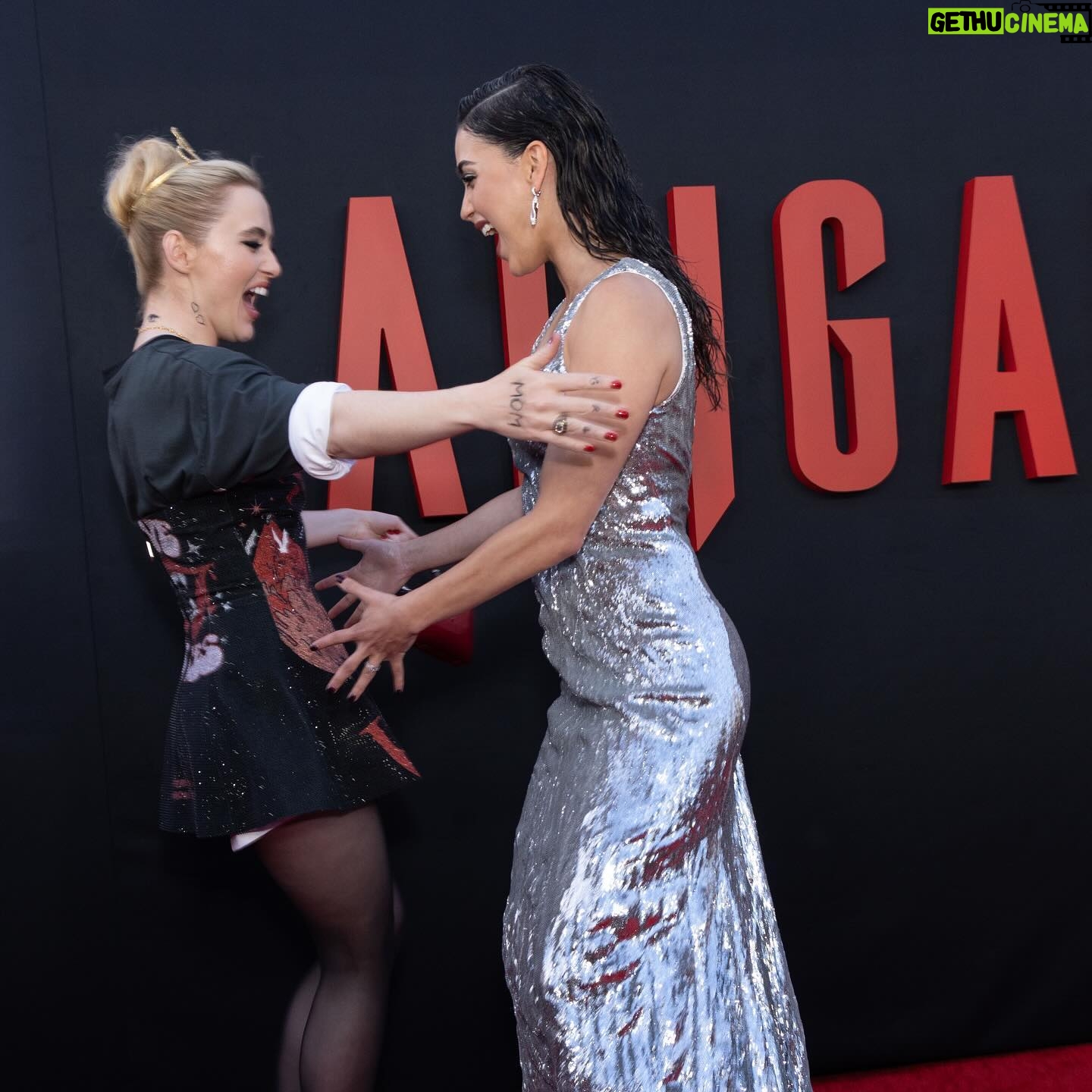 Melissa Barrera Instagram - Prepare for some @abigailthemovie spam cause yesterday was our premiere and it was WILD and I will not stop posting about it till all of y’all have seen it 😜❤️🩸 I love all of these humans and thank you to everyone that came out to see the movie with us WOW 😍 First showings tonight and then this weekend and I hope you can come out and have a blast and support. It’s a bloody good time 🧛♀️