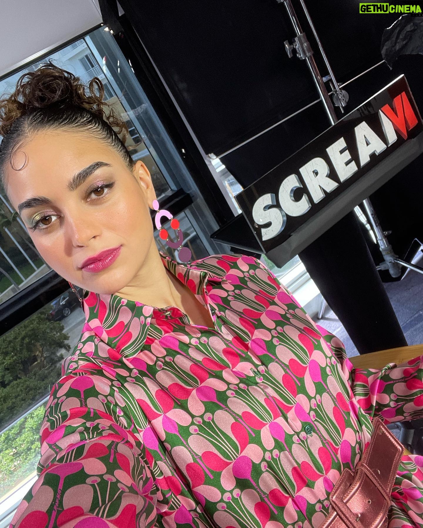 Melissa Barrera Instagram - Oye #ScreamVI #pressdays #carmenmovie