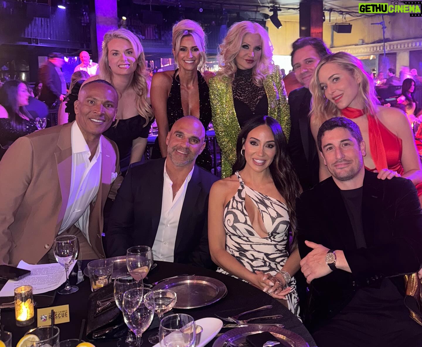 Melissa Gorga Instagram - If you're not following or know what @nycscr is about you should 🐶❣️ Love being able to support and help the fur babies. Xoxo