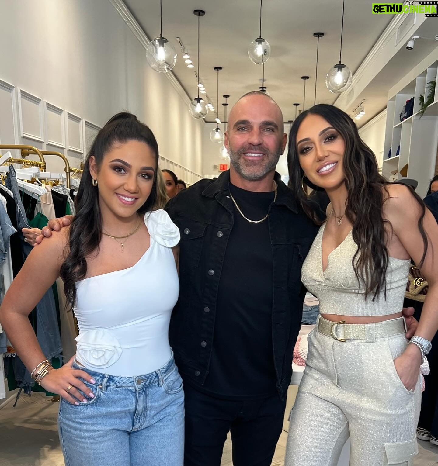 Melissa Gorga Instagram - Welcome to @envybymg Huntington🖤Thank you so much to all of the amazing people that showed up. Including all of my incredible friends I appreciate you more than you know❣️ and shout out to the @theivy for the delicious food & cocktails after🥂❣️#envybymg