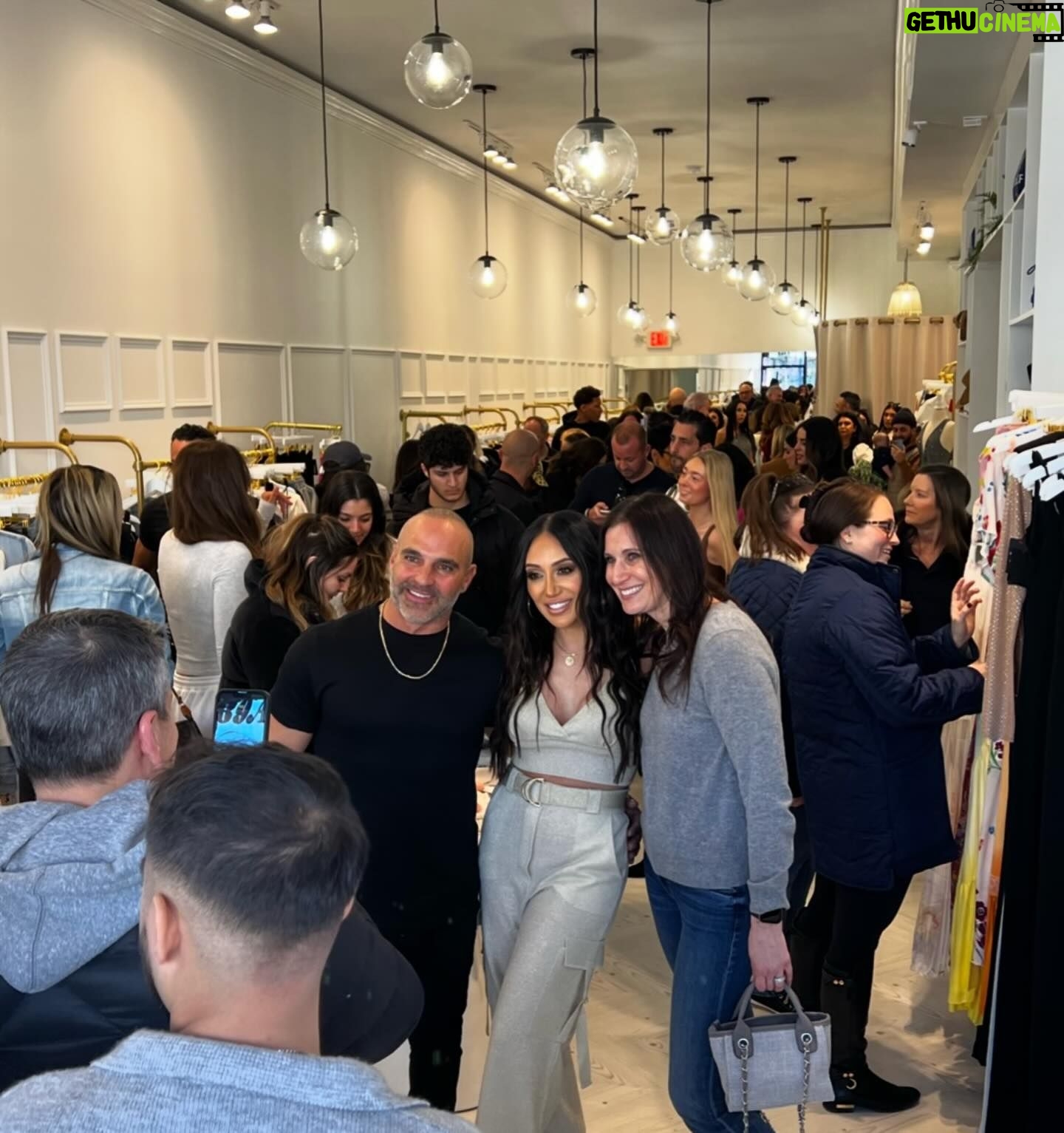 Melissa Gorga Instagram - Welcome to @envybymg Huntington🖤Thank you so much to all of the amazing people that showed up. Including all of my incredible friends I appreciate you more than you know❣️ and shout out to the @theivy for the delicious food & cocktails after🥂❣️#envybymg