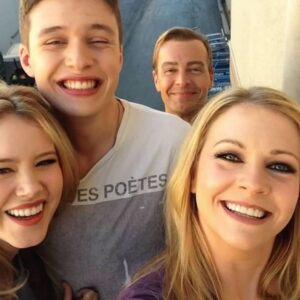 Melissa Joan Hart Instagram - 9 years ago with my TV family on #MelissaandJoey. What a fun ride that was with @joeylawrence @taylorspreitler @therealnickrobinson! 💙💙🩷🩷