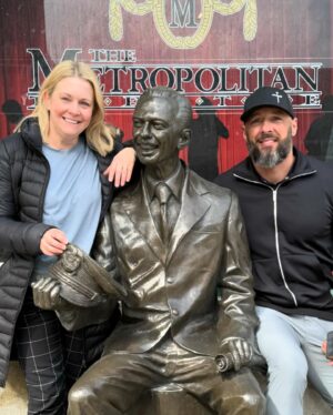 Melissa Joan Hart Instagram - My favorite person came to visit me at work this weekend and Number one on our list of things to do was see the #DonKnotts statue! ✔️ off the list! #GodBlesstheFunnyPeople