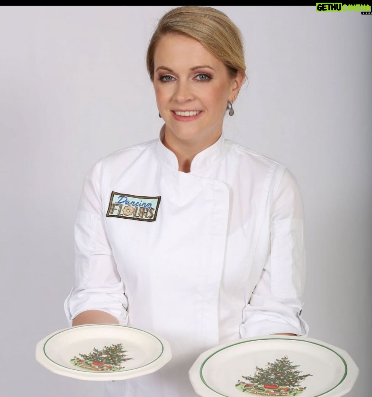 Melissa Joan Hart Instagram - Let's play #NameThisChristmasMovie. Ps the plates were supposed to be photo shopped with cookies but someone forgot to do their job. 😆❤️💚😆