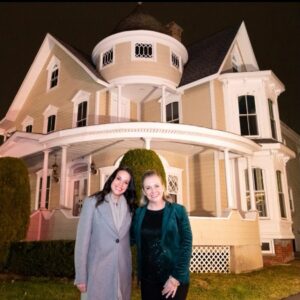 Melissa Joan Hart Instagram - This year we did a special charity fundraiser by taking a few fans to the actual exterior of the Spellman Family house in Freehold NJ. But I noticed a few funny things about it. Check out the video.  @jennaleighgreen @thats4ent