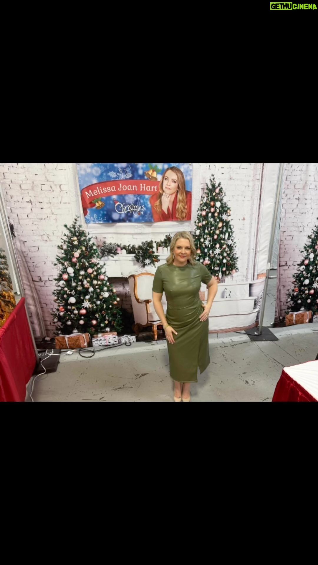 Melissa Joan Hart Instagram - Some more photos from #ChristmasCon for you to enjoy from last weekend. @thats4ent @thereallacey @jonathandbennett @chevychase @benjaminayres @guyfgilchrist @danicamckellar @aliciawitty @theerincahill @nikdeloach And some of my wonderful gifts from fans!
