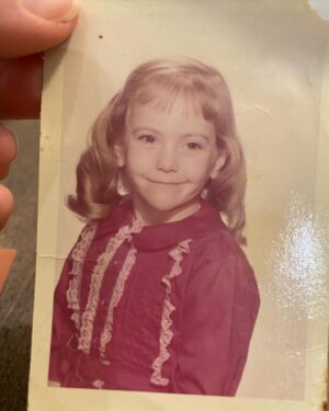 Melissa Joan Hart Instagram - Happy happy birthday to my beautiful mother @paulajhart56! Birther of 7 children (6 without an epidural) manager of my career, hippy gardener, novice gourmet chef, creator of family television (she's the reason you probably watched me on TV), club queen extraordinaire and everyone's favorite party hostess! I'm smothering you in kisses from afar and can't wait to hug your face soon!!!