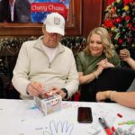 Melissa Joan Hart Instagram – What a treat to meet these comedy geniuses from a true Christmas Classic movie! @chevychase @mflynn526 #Randyquaid @officialbeverlydangelo
#ChristmasCon @thats4ent #ChristmasVacation