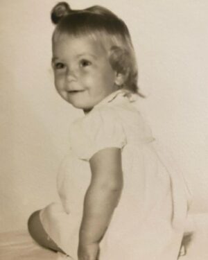 Melissa Joan Hart Instagram - Happy happy birthday to my beautiful mother @paulajhart56! Birther of 7 children (6 without an epidural) manager of my career, hippy gardener, novice gourmet chef, creator of family television (she's the reason you probably watched me on TV), club queen extraordinaire and everyone's favorite party hostess! I'm smothering you in kisses from afar and can't wait to hug your face soon!!!