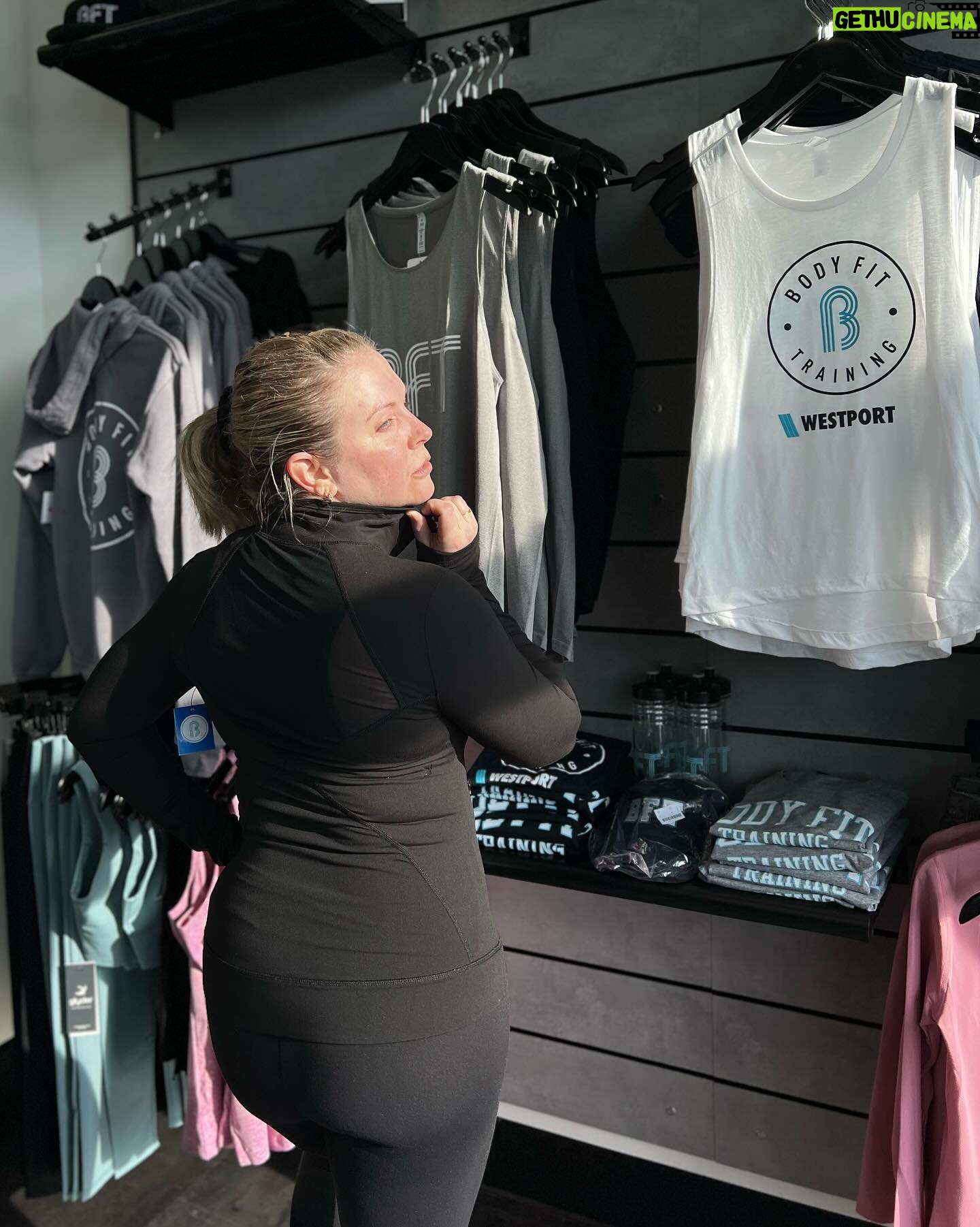 Melissa Joan Hart Instagram - Had to fly all the way back to Connecticut just to get a workout in with my besties at @bft_westport! (But don't be jealous @bft_brentwood, I'll be back soon!)