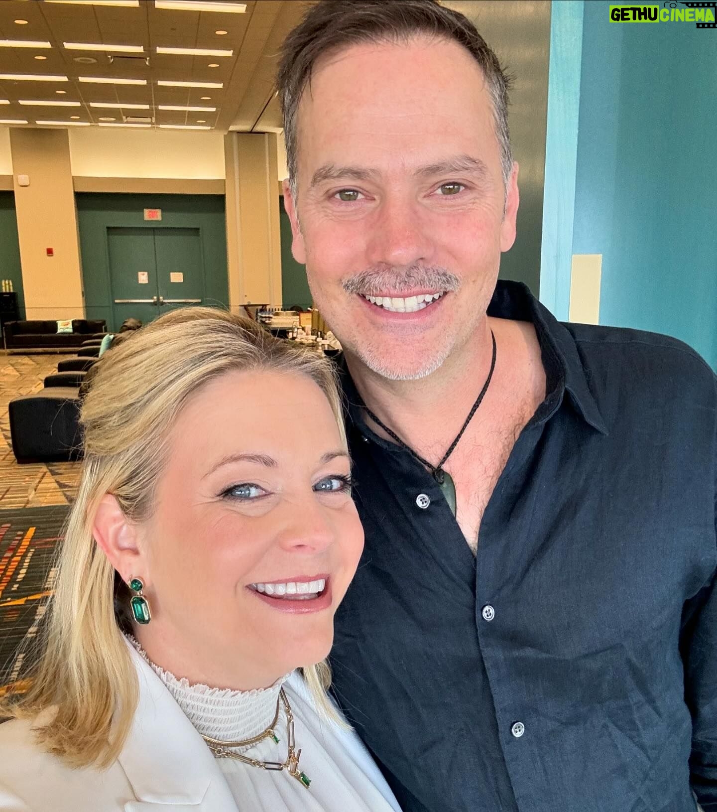 Melissa Joan Hart Instagram - Me and @realbarrywatson wore our green for #StPatricksDay at #90sCon (slide the page for proof) but can you name the two Christmas movies we made together for @lifetimetv? @thats4ent