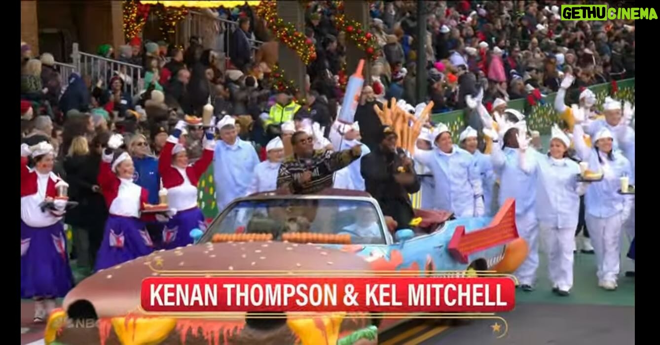 Melissa Joan Hart Instagram - One of my favorite traditions is watching the @macys parade! And being in the industry I ended up in, it's usually got a few of my friends involved! Love my @nickelodeon family @kenanthompson & @iamkelmitchell! And slide for my other buddy!